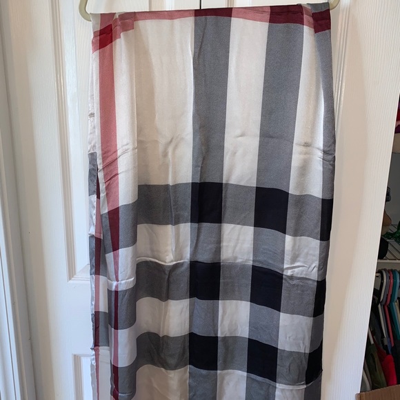 Burberry Accessories - ⏳Burberry Scarf⌛️